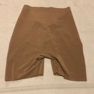 SKIMS SHEER SCULPT LOW BACK SHORT - SIENNA - M